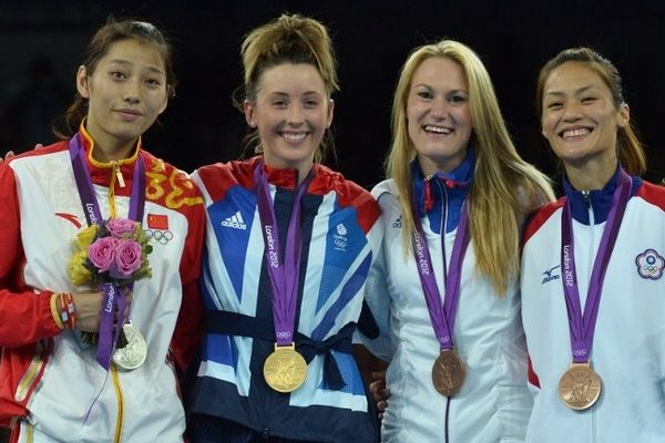 Marlène Harnois (2e en partant de la droite) sur le podium des JO en taekwondo (-57 kg)