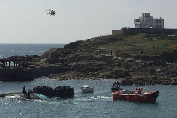 Opération de sauvetage pour secourir un marin coincé dans le fileyeur lorientais Izel Vor retourné près de Ploemeur (56) - 5/05/2017