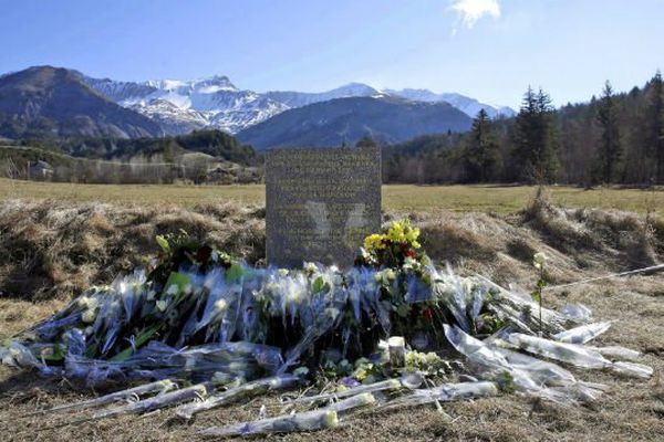 La stèle commémorative au Vernet.