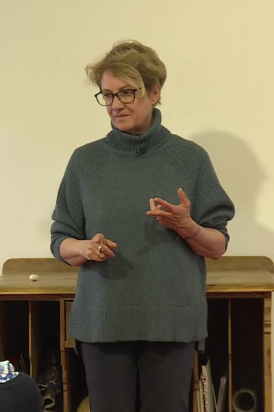 Virginie Varenne, co-gérante de la Maison des Canuts, raconte l'épopée industrielle des canuts avec beaucoup de modernité.