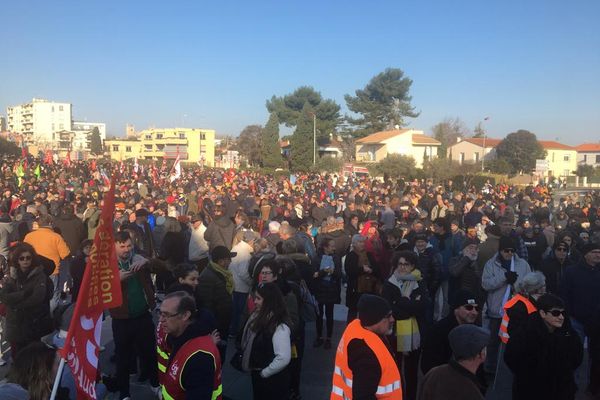 Des milliers de personnes sont descendues une nouvelle fois dans la rue pour protester contre la réforme des retraites comme ici à Narbonne. C'est la 4 eme manifestation en un mois et la première un samedi.