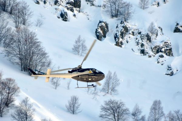 Ce matin des avalanches ont été déclenchées par hélicoptère afin de sécuriser et dégager la route d'accès à Névache