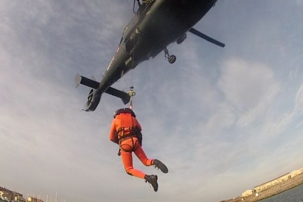 Simulation d'hélitreuillage par la Marine Nationale, qui participe à l'exercice - archives