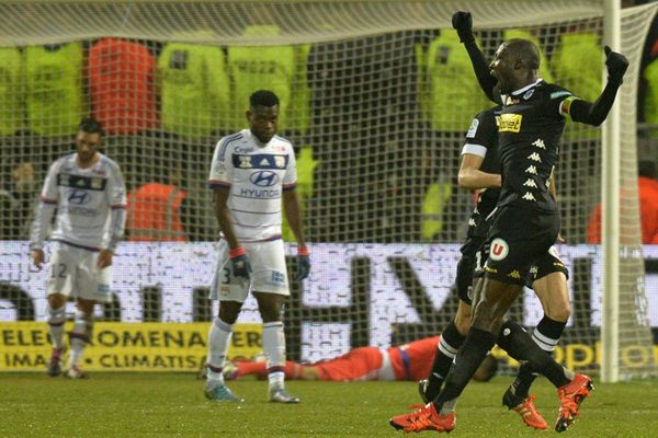 Le milieu de terrain sénégalais d'Angers Cheikh N'Doye fête son premier but face à l'Ol pour la dernière en championnat à Gerland.