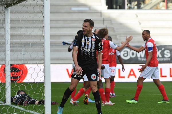 La frustration de Romain Thomas (Angers SCO) après une action manquée, lors du match contre Reims, le 13 mars 2022