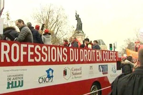 Les avocats de nouveau mobilisés. Ils sont plusieurs milliers à défiler dans les rues de Paris contre le projet de loi Macron.