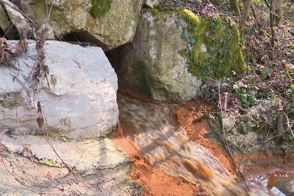 Chaque jour à la même heure, des milliers de litres d'eau trouble partent dans la nature, près de Chantrans