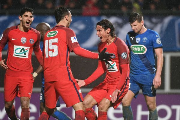 Edilson Cavani marque le deuxième but du match face à Niort en huitième de finale de la Coupe de France.