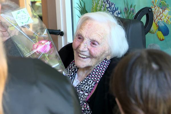 Pleine d'humour, Solange assure qu'avoir 111 ans ne la gène pas : "Je suis vieille maintenant."