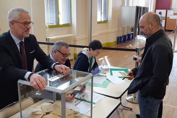 Archives dimanche 22 mars 2020 Eric Correia, à gauche de l'image, candidat de la liste, sans étiquette, Guéret 2020. Il a présidé également ce bureau de vote, où il a voté un peu plus tôt dans la matinée. 