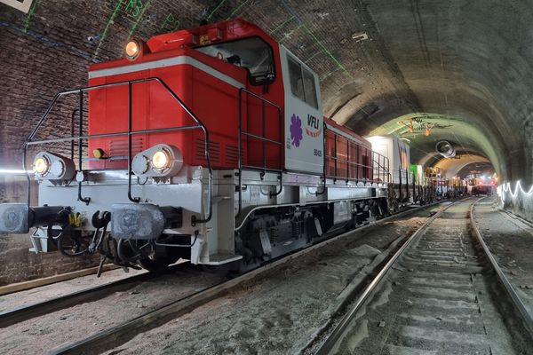 Les travaux de rénovation dans l'un des tunnels ferroviaires à Amiens.