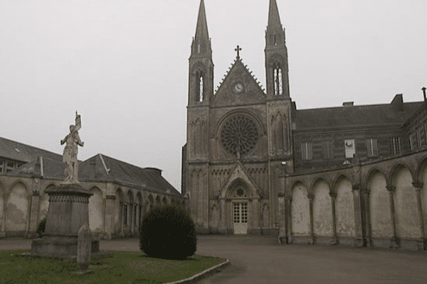 C'est sous cette chapelle de l'Institut (ancien Lycée de Mécanique) que le prêtre Lucien Leconte a caché 5 israélites pendant quelques jours en juin 1944, avant de les envoyer se refiguer dans des fermes voisines.