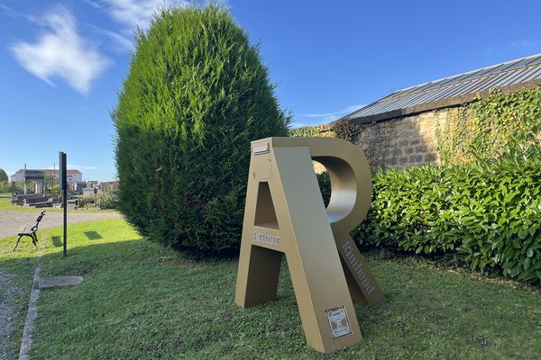 Une nouvelle boîte aux lettres en hommage à Rimbaud a été inaugurée, ce vendredi 11 octobre, à l'occasion des 170 ans de la naissance du poète.