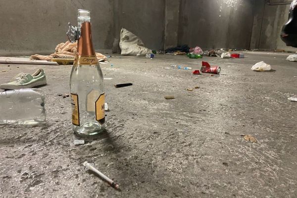 Le parking de la crèche des Grands-Carmes à Marseille est régulièrement squatté par les dealers et les drogués du quartier.