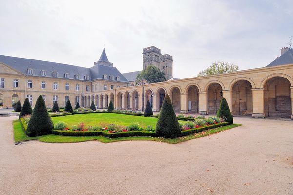 A Caen, des éclaircies ce VENDREDI sur l'Abbaye aux Dames.