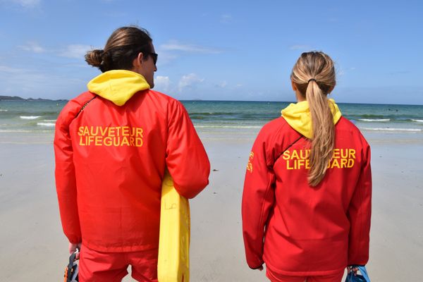 Deux sauveteurs en mer à la plage de Trestel à Trévou-Tréguignec (Côtes-d'Armor), le 25 juillet 2023 (image d'illustration).