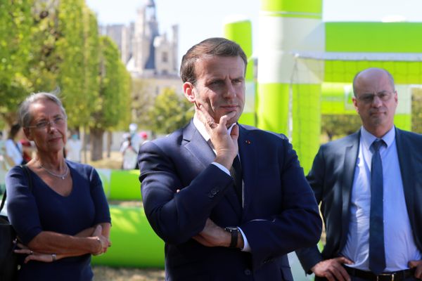 La ministre des Transports Elisabeth Borne, le président Emmanuel Macron et le ministre de l'Education nationale Jean-Michel Blanquer à Chambord le 22 juillet 2020.