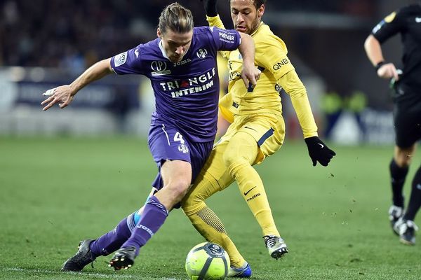 Le milieu du TFC Yannick Cahuzac à la lutte avec le Brésilien Neymay le 10 février 2018 lors du match contre le Paris-Saint-Germain 