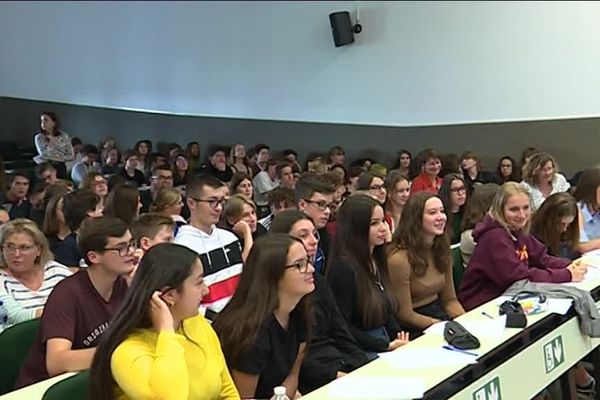 Environ deux cents élèves étaient réunis lundi 15 octobre à Nancy (Meurthe-et-Moselle). Ils participent au Goncourt des lycéens.