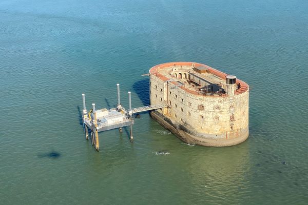 Fort Boyard est une fortification située sur un haut fond formé d'un banc de sable à l'origine, appelé la "longe de Boyard", qui se découvre à marée basse et est situé entre l'île d'Aix au nord-est, l'île d'Oléron au sud-ouest