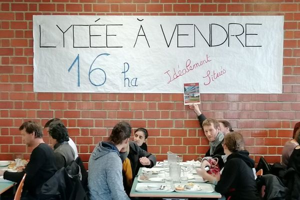 Les enseignants craignent que le lycée, très étendu et bien placé, ne soit voué à la fermeture. 