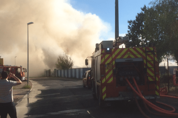 Incendie dans une usine de recyclage de matériaux à Thiers  crédit : @C.Lamorelle