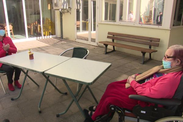 Même séparées par une table et dans l'impossibilité de se serrer dans les bras ou de s'embrasser, Josiane Lottero et sa maman Christine, 98 ans, étaient tout à leur bonheur de se revoir après cinq semaine de strict confinement dans les Ehpad.