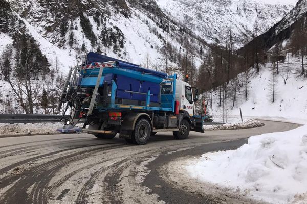 150 postes de saisonniers sont à pourvoir pour l'entretien des routes de Savoie cet hiver.