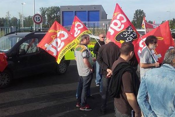 Les manifestants bloquant le quai