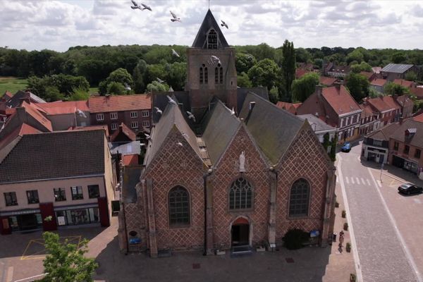 Eglise d'Esquelbecq, épicentre du village avec le château.