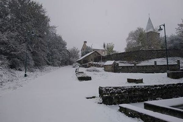 Neige autour du village de Laschamps(Puy-de-Dôme).