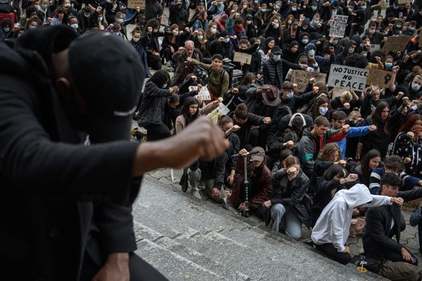 Une manifestation s'est tenue à Lausanne ce samedi pour dénoncer les violences policières dans le contexte de la mort de George Floyd.