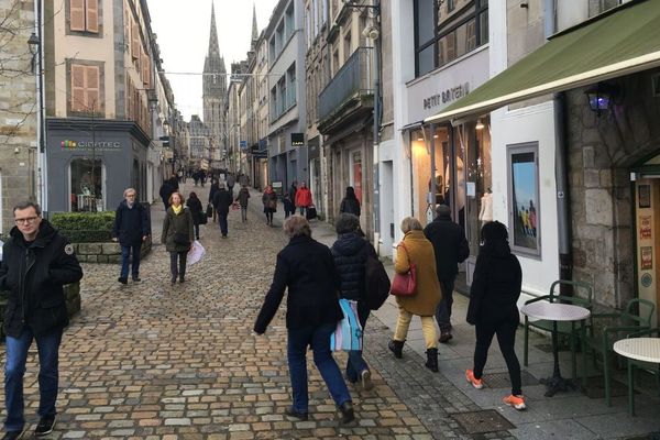 Rue commerçante de l'hyper centre à Quimper