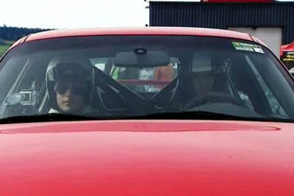 Jeremy a pris la place du passager dans une Porsche GT3. Le prix de trois tours de piste sur le circuit d'Issoire sera reversé au centre de cancérologie Jean Perrin de Clermont-Ferrand.