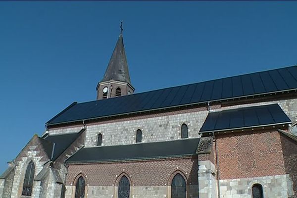 Le toit de l'église de Renneville, dans les Ardennes, est entièrement recouvert de panneaux photovoltaïques.