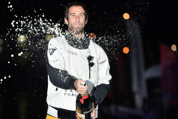 Il en avait fait offrande à Neptune par deux fois pendant la course. En plus de la bouteille de champagne du vainqueur, Armel Le Cléac'h pourra profiter du menu de son choix pour son premier repas sur la terre ferme depuis le 6 novembre. Ce sera côte de boeuf-frites avec un moelleux au chocolat, arrosés d'une bière fraîche. Autant de choses dont on ne peut pas profiter lorsqu'on est seul sur l'eau.