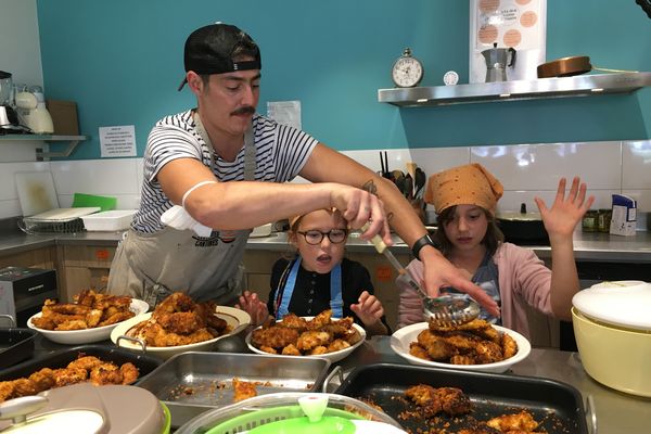 Le chef du Vinistrot François Stéfanaggi en plein atelier aux Petites Cantines.