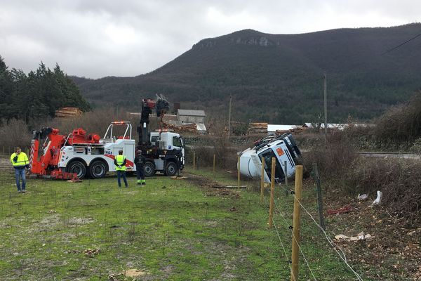 Molières-Cavaillac (Gard) - Un camion transportant du GPL termine sa course au fossé - 22 janvier 2018.