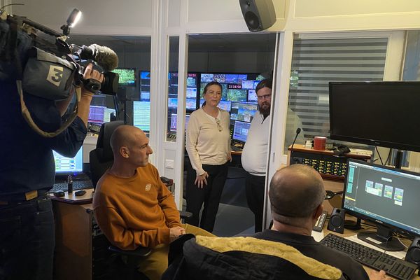 Steve Seerie stagiaire lors du DuoDay le 21 novembre 2024 entouré des équipes de France 3 Occitanie.