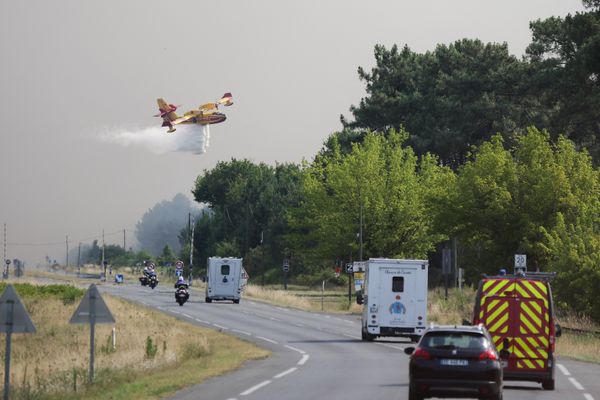 Un Canadair en action à la Teste-de-Buch le 14 juillet, l'un des deux feux historiques en Gironde.