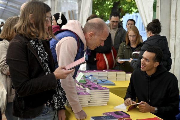 Lauréat du prix Renaudot 2024, le compositeur et écrivain Gaël Faye sera présent à la Foire du livre de Brive vendredi 8 novembre après-midi et samedi 9 novembre.