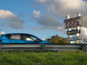 Le totem publicitaire de l'enseigne Cora, près de l'autoroute A20.