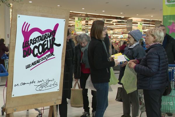 Collecte des restos du Cœur ce samedi dans une grande surface à Lagord, près de La Rochelle (Charente-Maritime). 