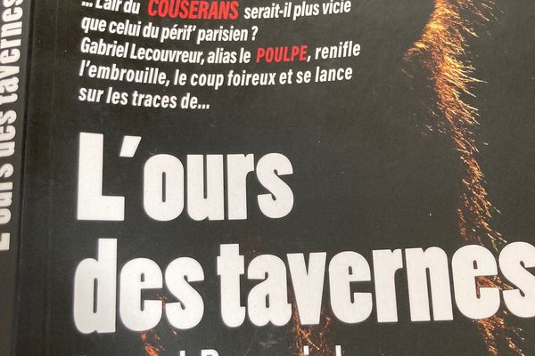 La couverture de "l'ours des tavernes" par Cairn Editions, ouvrage qui était paru en 1996 sous le titre "les pis rennais" dans la collection "Le Poulpe".