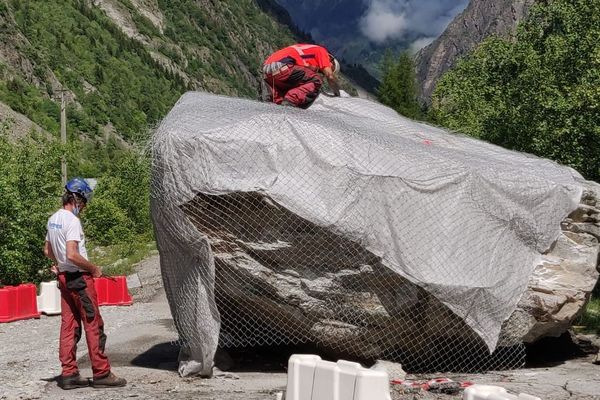 Un énorme rocher s'est détaché de la montagne à Saint-Christophe-en-Oisans, barrant la route départementale 530.