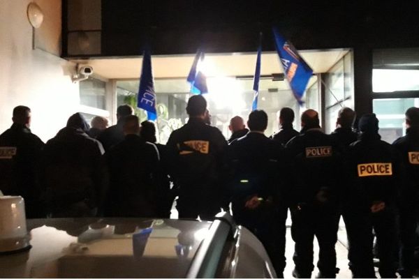 Les policiers rassemblés hier soir à l'hôtel de police.