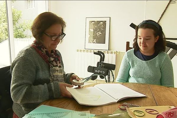 Marie et sa professeur de mathématiques à son domicile