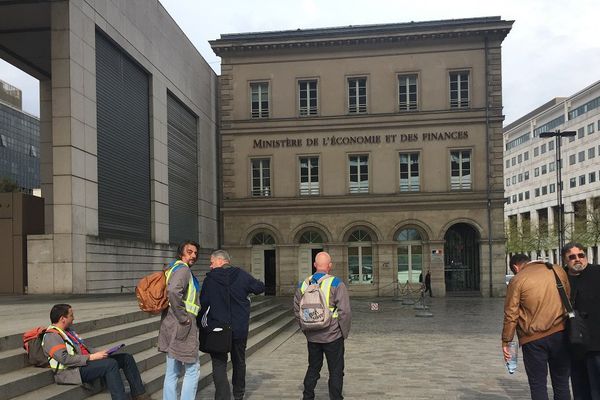 Les syndicalistes F.O et C.G.T de GM&S La Souterraine avant leur entrée au ministère de l'Industrie à Paris