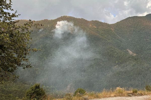 Le feu se situe dans un endroit très escarpé.