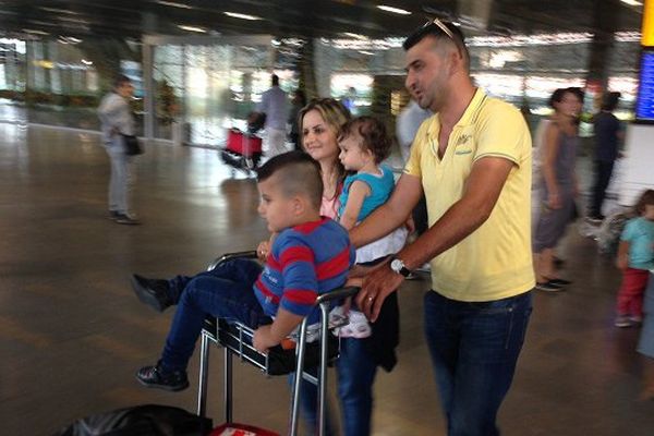 Ammar, sa femme Marah et leurs deux enfants arrivent à l'aéroport